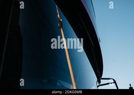 Trafalgar Square, London, Großbritannien. Dezember 2020. Nelson's Column wird an einem sonnigen Wintertag in London im Windscren eines London New Routemaster Bus nachgestellt. Kredit: Tom Leighton/Alamy Live Nachrichten Stockfoto