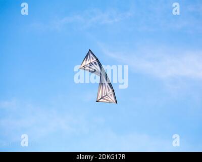 Moskau, Russland - Augus 30: Der Stuntkite führt Kunstflug im blauen sonnigen Sommerhimmel beim 'Harlequin Sky' Drachenfest am 30. August 2015 in Stockfoto