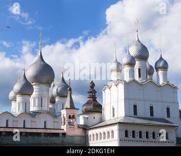 Annahme Kathedrale, Heilige Pforten und die Auferstehungskirche mit Glockenturm - der Blick aus dem Bischofssitz des Kremls des Rostow Velik Stockfoto