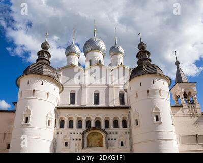 Heilige Pforten und die Auferstehungskirche mit Glockenturm im Kreml von Rostow Weliki (Rostow der große) am sonnigen Tag. Goldener Ring von Russland. Stockfoto