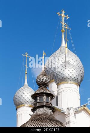 Kuppeln der Heiligen Pforten und die Auferstehungskirche im Kreml von Rostow Weliki (Rostow der große) an einem sonnigen Tag. Goldener Ring von Russland Stockfoto