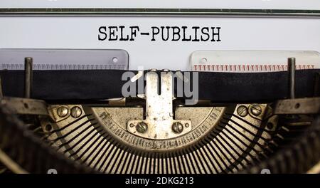 Symbol für die Selbstveröffentlichung. Wörter 'self-publish', die auf der Retro-Schreibmaschine eingegeben wurden. Business- und Self-Publish-Konzept. Schöner Hintergrund. Stockfoto