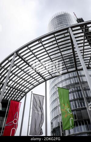 Essen, Nordrhein-Westfalen, Deutschland - Innogy, Flaggen vor dem RWE-Turm. Stockfoto