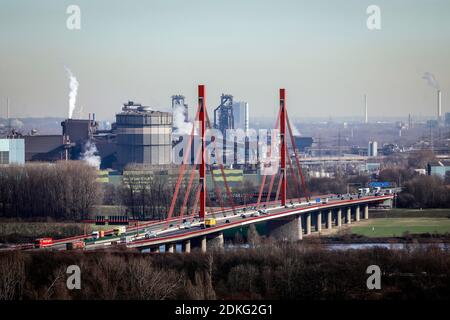 Duisburg, Ruhrgebiet, Nordrhein-Westfalen, Deutschland - ThyssenKrupp Industrielandschaft, Blick über die Rheinbrücke Autobahn A42 Richtung ThyssenKrupp Steel, Stahlwerk Duisburg. Stockfoto