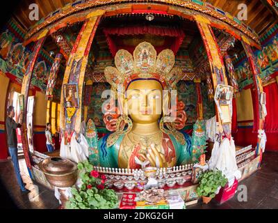 Oberer Teil der Riesenstatue des Maitreya Buddha (die größte solche Statue in Ladakh, die zwei Stockwerke des Gebäudes bedeckt) im Kloster Thikse ne Stockfoto