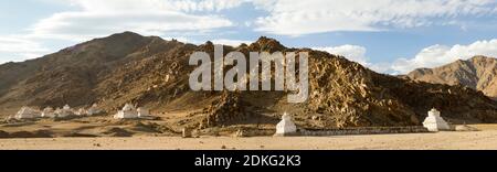 Eines der größten Ladakh Feld der buddhistischen Chorten (Stupas) Von verschiedenen Größen über die surreale Wüstenlandschaft gegen verstreut Himalaya-Berg Stockfoto