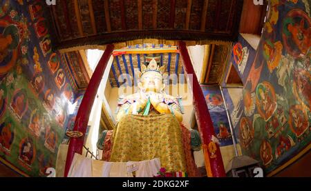 Riesige Maitreya Buddha Statue in Namgyal Tsemo Gompa mit Wänden reich mit Wandmalereien in Leh (Ladakh, Jammu und Kaschmir, Nordindien) dekoriert Stockfoto