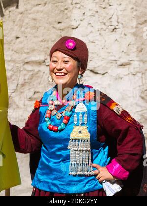 Leh, Jammu und Kashmir, Indien - 01. Sep 2012: Die Ladakhi-Frau in Nationalkleidung auf dem traditionellen Ladakh Festival am sonnigen Tag am 01. Sep, Leh, J Stockfoto