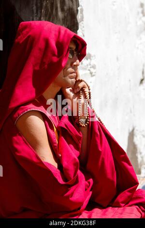 Karsha, Indien - Juli 17: Nachdenklicher buddhistischer lama (Mönch) mit Rosenkranz aufmerksam beobachten die heilige Zeremonie im Kloster Karsha am 17. Juli 2012 Stockfoto