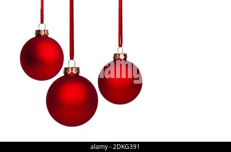 Drei rote Weihnachtskugeln vor weißem Hintergrund Stockfoto