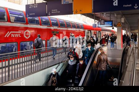 Essen, Nordrhein-Westfalen, Deutschland - Regional Express Zug am Essener Hauptbahnhof Bahnsteig, Maskenanforderung am Bahnhof in Zeiten der Coronakrise während des zweiten Teils der Sperre. Stockfoto