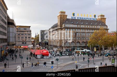 Essen, Nordrhein-Westfalen, Deutschland - Stadtansicht von Essen, Willy-Brandt-Platz mit Weihnachtsmarkt, geschlossen in Zeiten der Coronakrise während des zweiten Teils der Sperre, rechts Hotel Handelshof, Essen die Einkaufsstadt, hinten die Fußgängerzone Kettwiger Straße. Stockfoto