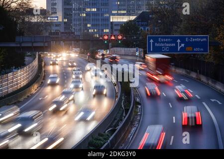 Essen, Ruhrgebiet, Nordrhein-Westfalen, Deutschland - Autobahn A40 im Essener Stadtzentrum während des abendlichen Hauptverkehrsverkehrs. Stockfoto