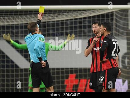 15. Dezember 2020, Hessen, Frankfurt/Main: Fußball: Bundesliga, Eintracht Frankfurt - Borussia Mönchengladbach, Matchday 12 im Deutsche Bank Park. Schiedsrichter Benjamin Cortus (l) zeigt dem Frankfurter David Abraham (M) die gelb-rote Karte in Anwesenheit von Aymen Barkok. Foto: Arne Dedert/dpa - WICHTIGER HINWEIS: Gemäß den Bestimmungen der DFL Deutsche Fußball Liga und/oder des DFB Deutscher Fußball-Bund ist es untersagt, im Stadion und/oder vom Spiel aufgenommene Fotos in Form von Sequenzbildern und/oder videoähnlichen Fotoserien zu verwenden oder zu verwenden. Stockfoto