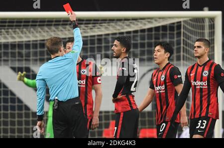 15. Dezember 2020, Hessen, Frankfurt/Main: Fußball: Bundesliga, Eintracht Frankfurt - Borussia Mönchengladbach, Matchday 12 im Deutsche Bank Park. Schiedsrichter Benjamin Cortus (l) zeigt dem Frankfurter David Abraham (hinten) die gelb-rote Karte in Anwesenheit von André Silva (r-l), Makoto Hasebe und Aymen Barkok. Foto: Arne Dedert/dpa - WICHTIGER HINWEIS: Gemäß den Bestimmungen der DFL Deutsche Fußball Liga und/oder des DFB Deutscher Fußball-Bund ist es untersagt, im Stadion und/oder vom Spiel aufgenommene Fotos in Form von Sequenzbildern und/oder videoähnlichen Fotos zu verwenden oder zu verwenden Stockfoto