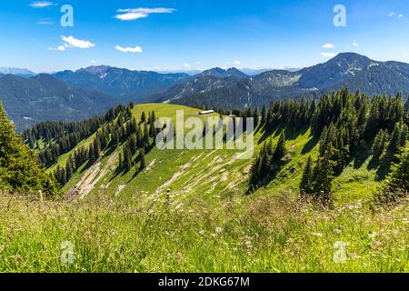 Blick von Wallberg, 1722 m, auf die Alpen, hinten hohe Tauern mit Großglockner, (3798 m), Rottach-Egern, Tegernsee, Bayerische Alpen, Bayern, Deutschland, Europa Stockfoto