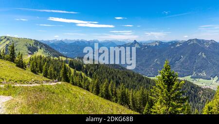 Panoramablick auf die Alpen von Wallberg, 1722 m, mitten in Buchstein, (1701 m), hinten links Karwendelgebirge (2537 m), Wettersteingebirge mit Zugspitze, (2964 m), rechts Gründalm und Ammergauer Alpen, Rottach-Egern, Tegernsee, Bayerische Alpen, Bayern, Deutschland, Europa Stockfoto