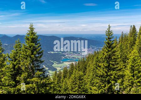 Gleitschirm über den Tegernsee, Blick von Wallberg, 1722 m, Rottach-Egern, Tegernsee, Bayerische Alpen, Bayern, Deutschland, Europa Stockfoto