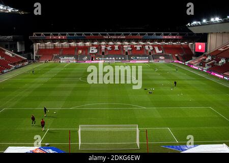 Bristol, Großbritannien. Dezember 2020. Ein allgemeiner Blick auf das Ashton Gate Stadium mit Brunels Clifton Suspension Bridge in der Ferne. EFL Skybet Championship match, Bristol City gegen Millwall im Ashton Gate Stadium in Bristol, Avon am Dienstag, 15. Dezember 2020. Dieses Bild darf nur für redaktionelle Zwecke verwendet werden. Nur redaktionelle Verwendung, Lizenz für kommerzielle Nutzung erforderlich. Keine Verwendung in Wetten, Spiele oder ein einzelner Club / Liga / Spieler Publikationen. PIC von Lewis Mitchell / Andrew Orchard Sport Fotografie / Alamy Live News Kredit: Andrew Orchard Sport Fotografie / Alamy Live News Stockfoto