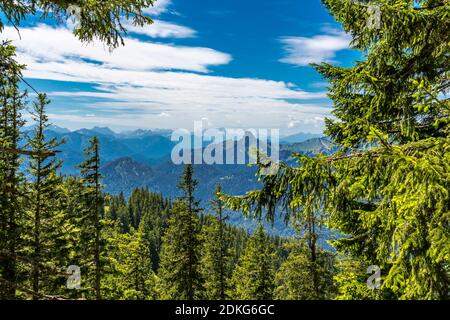 Blick auf die Alpen von Wallberg, 1722 m, vorne Buchstein, (1701 m), hinten Karwendelgebirge, (2537 m), und Wettersteingebirge mit Zugspitze, (2964 m), Rottach-Egern, Tegernsee, Bayerische Alpen, Bayern, Deutschland, Europa Stockfoto