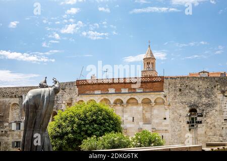 Die Stadtmauern der Altstadt von Split, Kroatien. Gregory von Nin ist in der linken unteren Ecke. Sie können den Turm der Kathedrale von St. Dominus sehen. Stockfoto