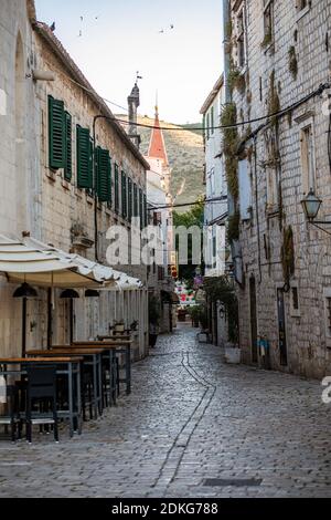 Ein Blick in die verlassene Altstadt von Trogir in Kroatien. Stockfoto