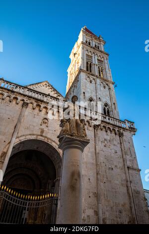 Turm der Kathedrale von St. Lawrence in Trogir, Kroatien. Stockfoto