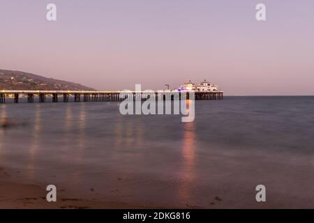 Malibu, Kalifornien - 27. Aug 2020: Malibu Pier am Malibu Beach bei Sonnenuntergang in Malibu, Kalifornien. Stockfoto