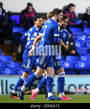 Keanan Bennetts (rechts) von Ipswich Town feiert das erste Tor seiner Mannschaft mit Teamkollegen während des Sky Bet League One-Spiels in Portman Road, Ipswich. Stockfoto