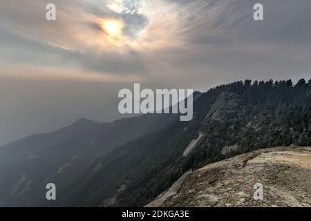 Blick vom Moro Rock im Sequoia National Park mit nebligen Bergen im Hintergrund nach kalifornischen Waldbränden. Stockfoto