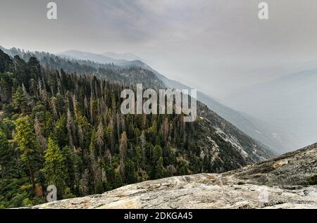 Blick vom Moro Rock im Sequoia National Park mit nebligen Bergen im Hintergrund nach kalifornischen Waldbränden. Stockfoto