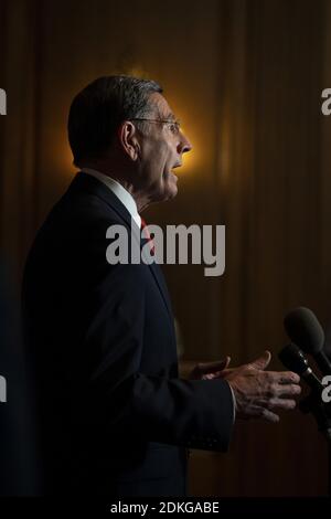 Washington, Usa. Dezember 2020. Senator John Barrasso, R-Wyo., spricht während einer Pressekonferenz im US-Kapitol nach dem republikanischen politischen Mittagessen des Senats in Washington, DC am Dienstag, 15. Dezember 2020. Pool Foto von Caroline Brehman/UPI Kredit: UPI/Alamy Live News Stockfoto