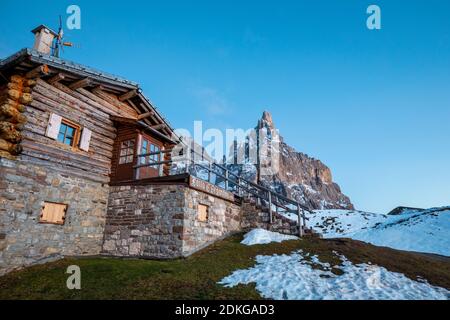 Winteransicht des Cimon della Pala (Pale di San Martino Bergrücken) und Baita Segantini Hütte, Primiero e San Martino di Castrozza, Rolle Pass, Dolomiten, Trentino, Italien, Europa Stockfoto