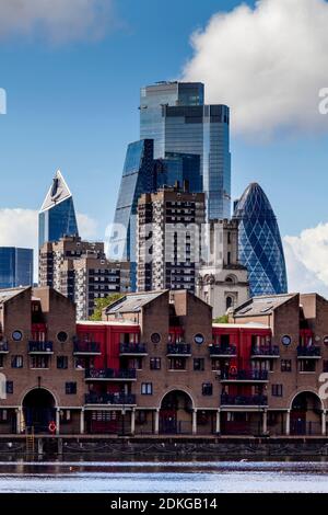 The Shadwell Basin and City of London Skyline, London, Großbritannien. Stockfoto