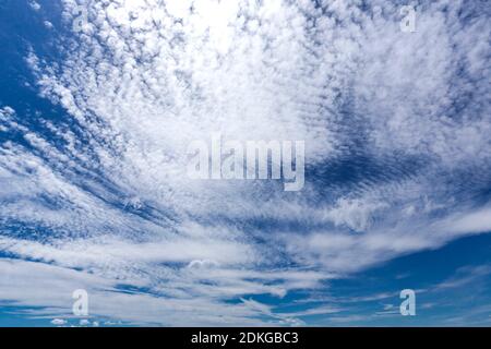 Blauer Himmel mit Wolken, flauschige Wolken (Cirrocumulus), Wallberg, Rottach-Egern, Tegernsee, Bayerische Alpen, Bayern, Deutschland, Europa Stockfoto