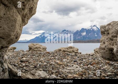 Blick über Geröll auf einen See im Torres del Paine Nationalpark in Patagonien, Chile, Südamerika Stockfoto