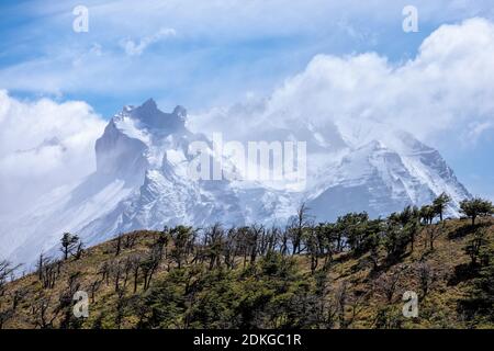 Schneebedeckte Berge im Torres del Paine Nationalpark, Patagonien, Chile, Südamerika Stockfoto