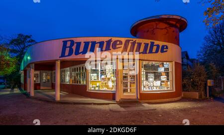 Germany, Mecklenburg-Western Pomerania, Ahrenshoop, Bunte Stube, traditional bookshop on the Fischland-Darß-Zingst peninsula in the Baltic Sea Stock Photo