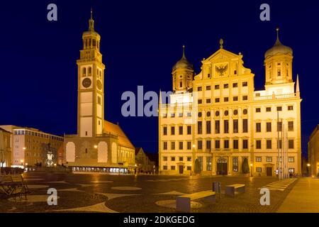 Rathaus von Augsburg bei Nacht, Bayern Stockfoto