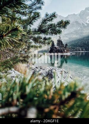 Blick auf eine kleine Insel mit einem winzigen Haus am Eibsee, Garmisch-Partenkirchen, Bayern Stockfoto