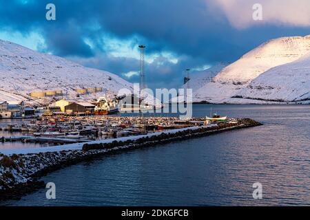 Wintereindruck, Hafen von Sørvágur, Insel Várga, Färöer Stockfoto