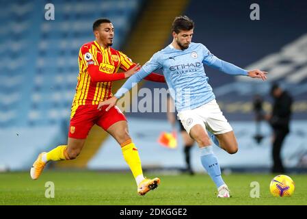 West Bromwich Albions Karlan Ahearne-Grant (links) und Ruben Dias von Manchester City kämpfen während des Premier League-Spiels im Etihad Stadium in Manchester um den Ball. Stockfoto