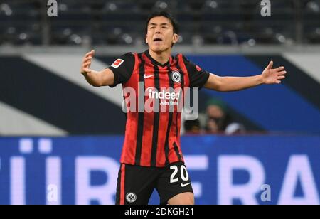 15. Dezember 2020, Hessen, Frankfurt/Main: Fußball: Bundesliga, Eintracht Frankfurt - Borussia Mönchengladbach, Matchday 12 im Deutsche Bank Park. Der Frankfurter Makoto Hasebe zeigt eine Reaktion auf dem Spielfeld. Foto: Arne Dedert/dpa - WICHTIGER HINWEIS: Gemäß den Bestimmungen der DFL Deutsche Fußball Liga und/oder des DFB Deutscher Fußball-Bund ist es untersagt, im Stadion und/oder vom Spiel aufgenommene Fotos in Form von Sequenzbildern und/oder videoähnlichen Fotoserien zu verwenden oder zu verwenden. Stockfoto