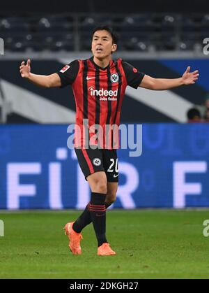 15. Dezember 2020, Hessen, Frankfurt/Main: Fußball: Bundesliga, Eintracht Frankfurt - Borussia Mönchengladbach, Matchday 12 im Deutsche Bank Park. Der Frankfurter Makoto Hasebe zeigt eine Reaktion auf dem Spielfeld. Foto: Arne Dedert/dpa - WICHTIGER HINWEIS: Gemäß den Bestimmungen der DFL Deutsche Fußball Liga und/oder des DFB Deutscher Fußball-Bund ist es untersagt, im Stadion und/oder vom Spiel aufgenommene Fotos in Form von Sequenzbildern und/oder videoähnlichen Fotoserien zu verwenden oder zu verwenden. Stockfoto