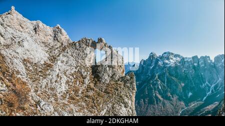 Europa, Italien, Venetien, Belluno, Taibon Agordino. Das Herz des Felsens, ein herzförmiges Felsenfenster in einem blauen Himmel, Pala Gruppe, Dolomiten Stockfoto