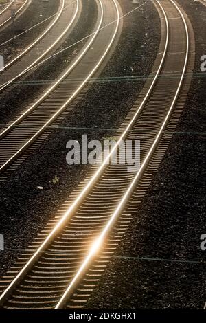 Essen, Ruhrgebiet, Nordrhein-Westfalen, Deutschland - Bahngleise im Hintergrund der Abendsonne. Stockfoto