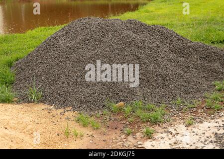 Haufen von zerkleinerten Steinen für den Bau in der Nähe Stockfoto