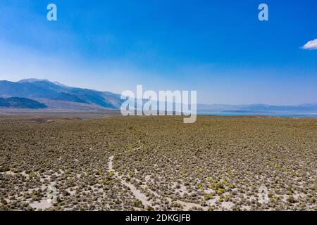 Luftaufnahme der trockenen Wüstenlandschaft rund um den Mono Lake in Kalifornien. Stockfoto