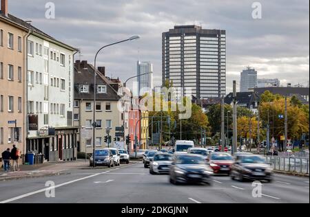 Essen, Ruhrgebiet, Nordrhein-Westfalen, Deutschland - Stadtbild von Essen, Blick vom Nordviertel in Richtung Essener Innenstadt mit dem Essener Rathaus und dem RWE-Turm im Hintergrund. Stockfoto