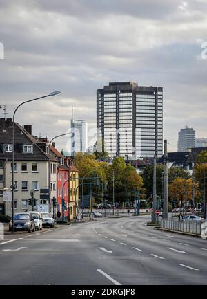 Essen, Ruhrgebiet, Nordrhein-Westfalen, Deutschland - Stadtbild von Essen, Blick vom Nordviertel in Richtung Essener Innenstadt mit dem Essener Rathaus und dem RWE-Turm im Hintergrund. Stockfoto